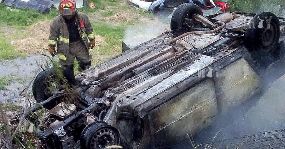 Hoy Tamaulipas - Sobrevive a volcadura e incendio en Nuevo Laredo