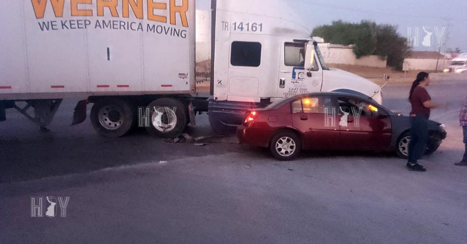 Hoy Tamaulipas - Deja danios choque entre trailer y auto en Nuevo Laredo