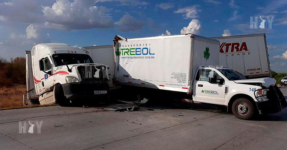 Hoy Tamaulipas - Encontronazo entre unidades de carga deja un herido y ...