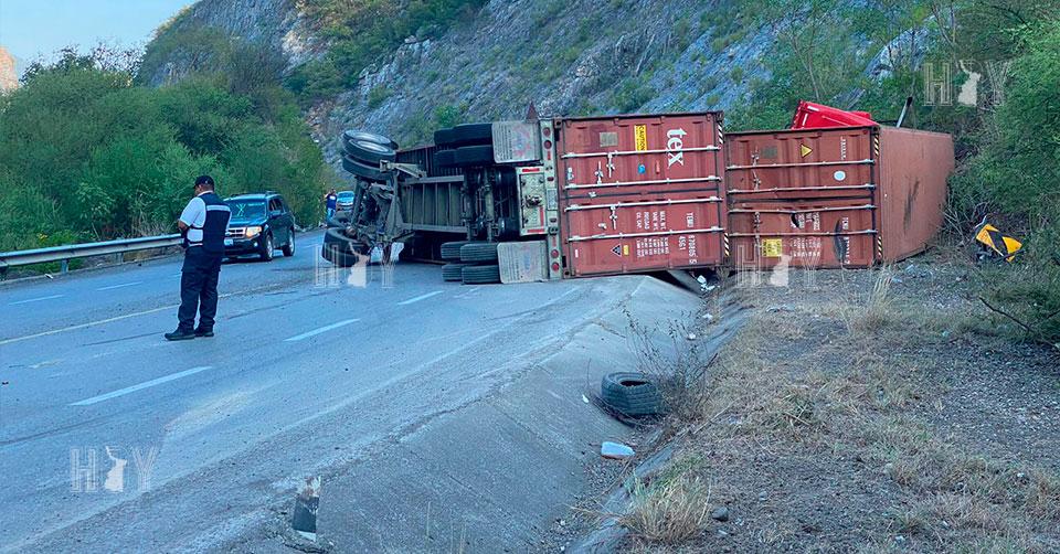 Hoy Tamaulipas - Accidente en Tamaulipas Trailero pierde el control en ...