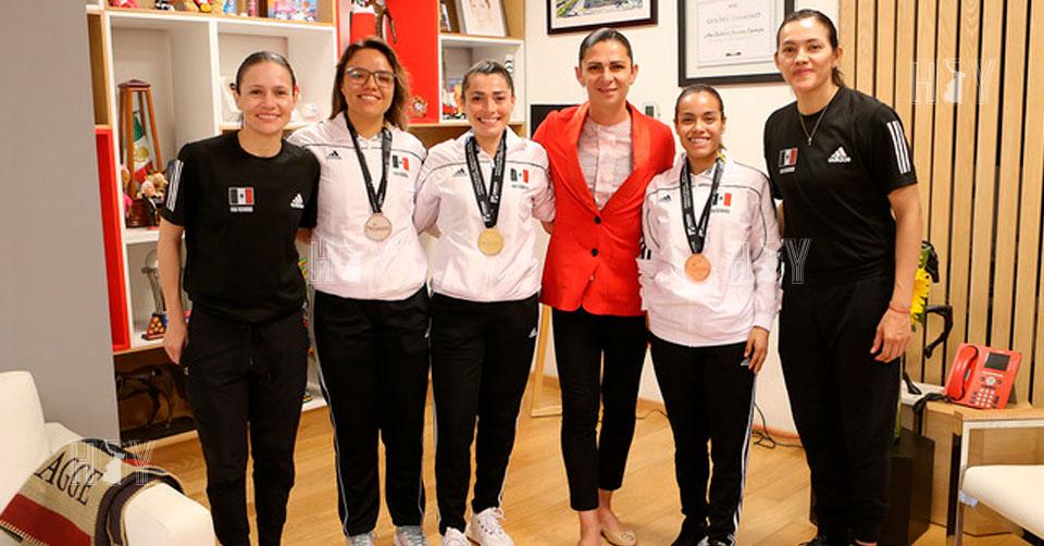 Hoy Tamaulipas - Ana Guevara recibe a medallistas mundiales de para ...