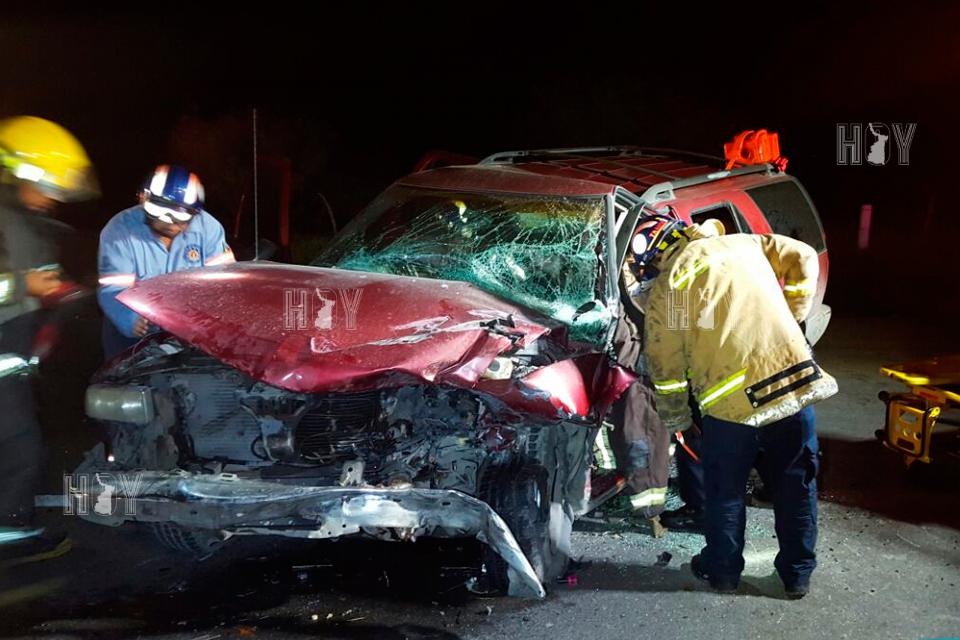 Hoy Tamaulipas - Muere mujer prensada al chocar en Nuevo Laredo