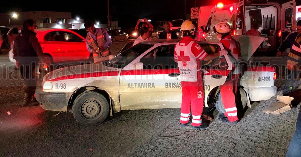 Hoy Tamaulipas Cuatro lesionados dejo choque de taxi en Altamira