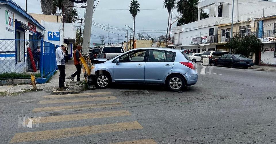 Hoy Tamaulipas - Mujer resulta herida en doble choque en Nuevo Laredo