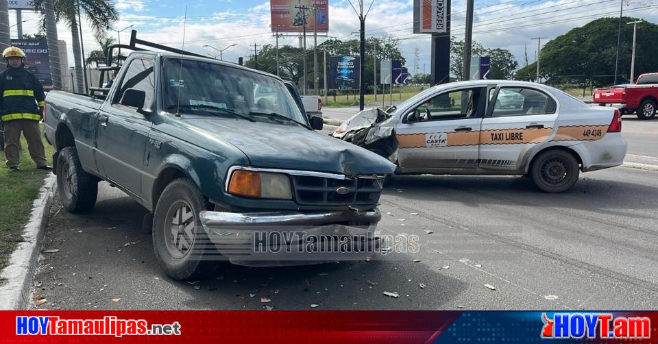 Hoy Tamaulipas Brinca camellon tumba palmera y se impacta contra taxi