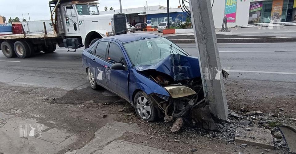 Hoy Tamaulipas - Huye conductor tras chocar contra poste en Nuevo Laredo