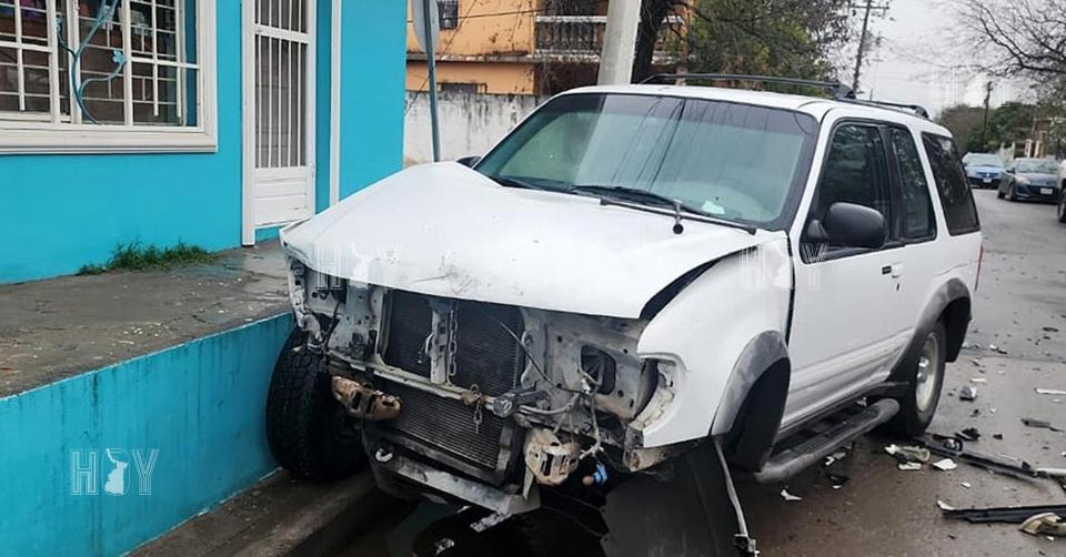 Hoy Tamaulipas - Chofer provoca choque en el Centro de Nuevo Laredo