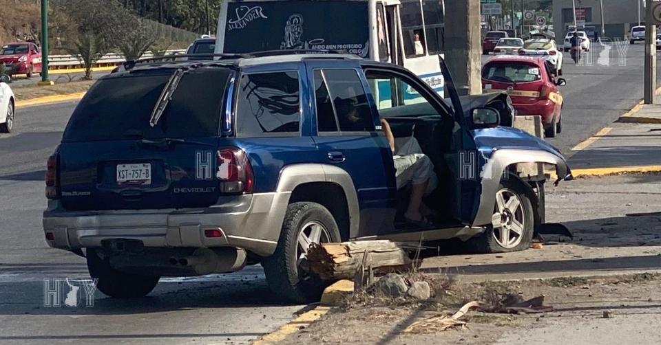 Hoy Tamaulipas - Se estrella contra poste de la CFE y destruye su ...