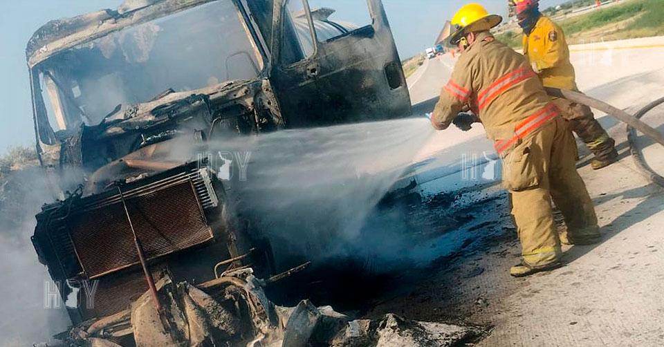 Hoy Tamaulipas - Trailer con pipa se incendia en la autopista a Nuevo ...