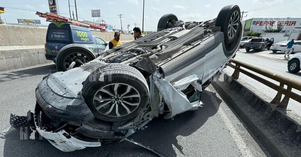 Hoy Tamaulipas - Joven conductor sale ileso tras choque con volcadura ...