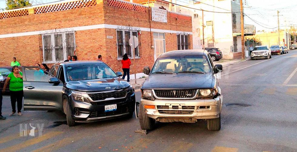 Hoy Tamaulipas - Choque deja una mujer herida en el Centro de Nuevo Laredo