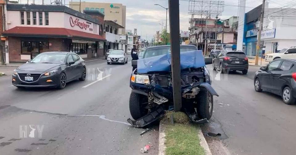 Hoy Tamaulipas - Tamaulipas Conductor choca su camioneta contra poste ...