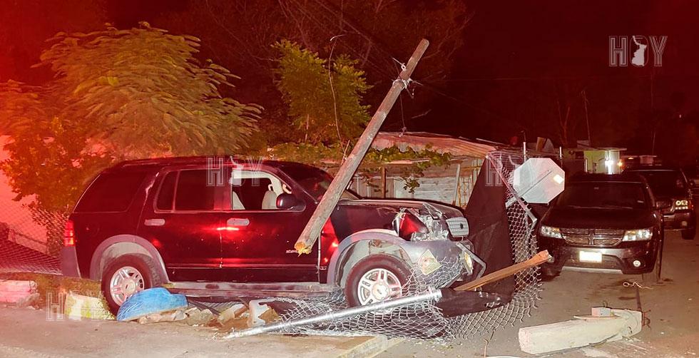 Hoy Tamaulipas - Joven choca contra cerca y poste en Nuevo Laredo