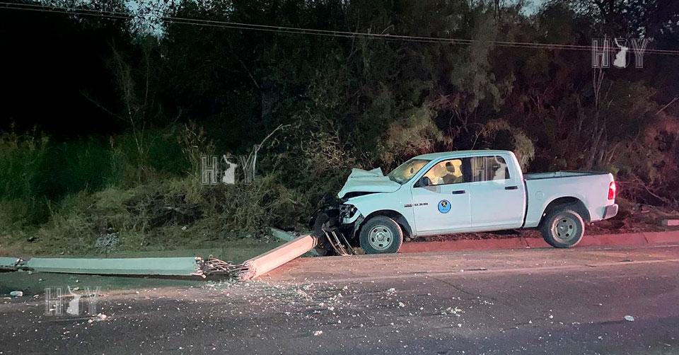 Hoy Tamaulipas - Conductor huye tras estrellar camioneta contra poste ...