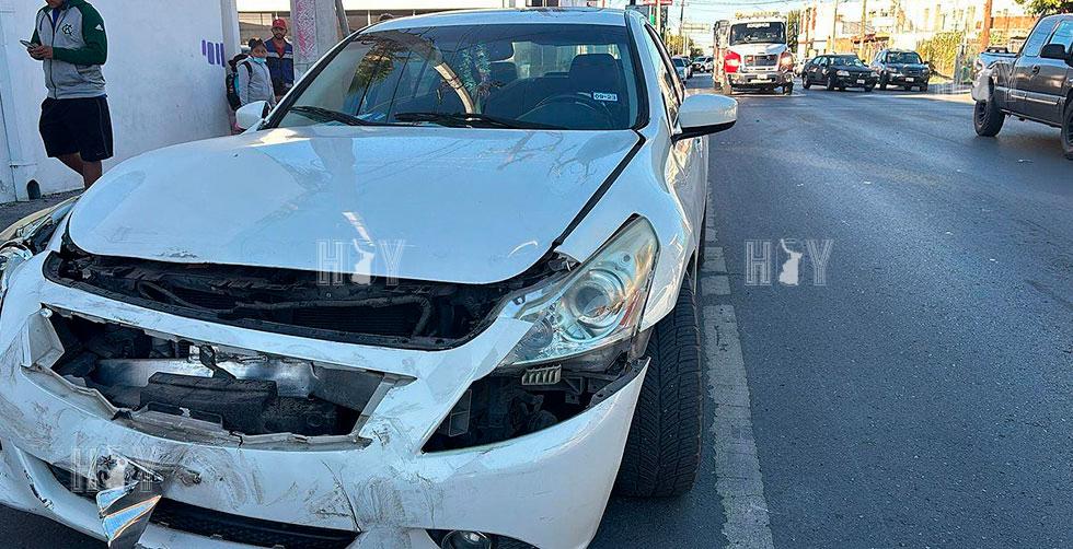 Hoy Tamaulipas - Choque deja danios materiales en el Centro de Nuevo Laredo