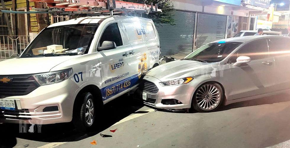 Hoy Tamaulipas - Ebrio choca contra camioneta estacionada en Nuevo Laredo