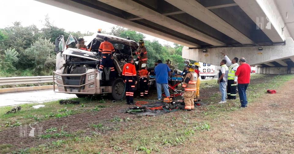 Hoy Tamaulipas - Accidentes en Tamaulipas Trailero quedo prensado tras ...