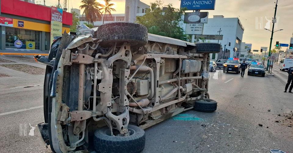 Hoy Tamaulipas - Accidentes en Tamaulipas Choca y vuelca su camioneta a ...