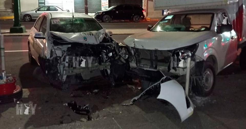 Hoy Tamaulipas - Tamaulipas Conductor de paqueteria choca contra poste ...