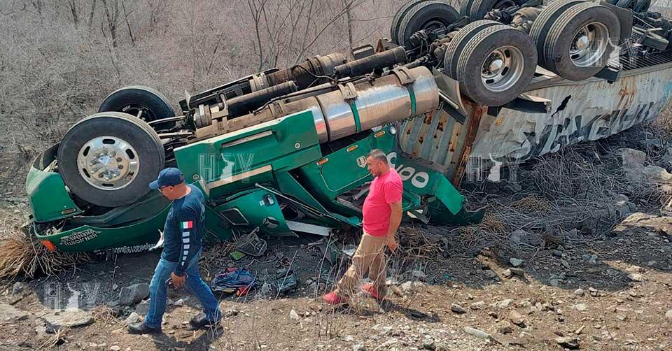 Hoy Tamaulipas - Accidente en Tamaulipas Chofer de trailer vive de ...