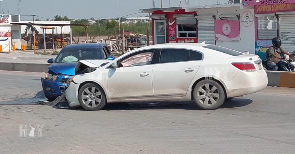 Hoy Tamaulipas - Se mete en contra y provoca choque en Nuevo Laredo