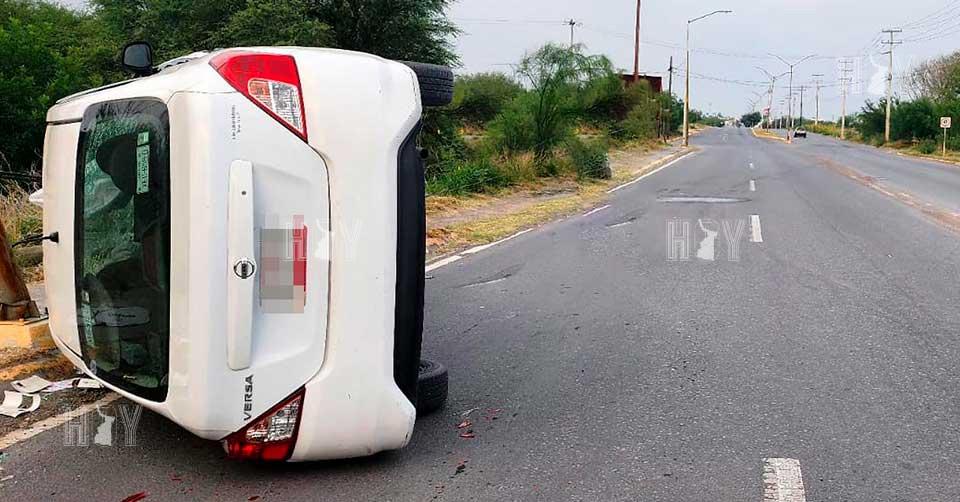 Hoy Tamaulipas - Tamaulipas Vuelca tras chocar contra poste en Nuevo Laredo