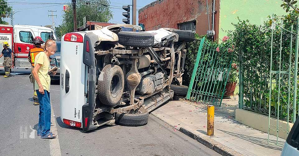 Hoy Tamaulipas - Choque con volcadura en Nuevo Laredo deja dos heridos ...