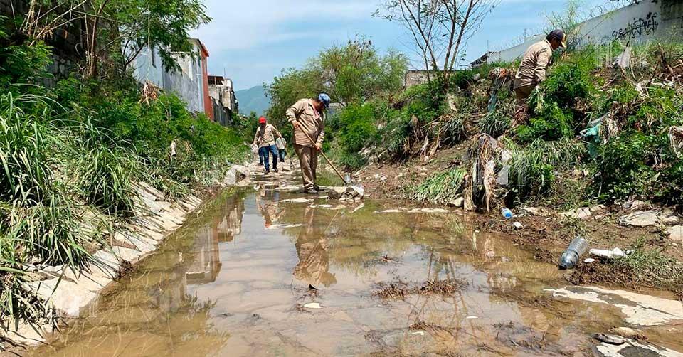 Hoy Tamaulipas - Tamaulipas COMAPA Victoria refuerza limpieza de drenes ...