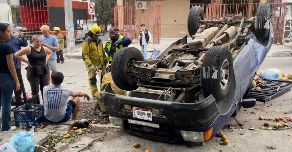 Hoy Tamaulipas - Vuelca camioneta con cocos tras choque en Ciudad Madero