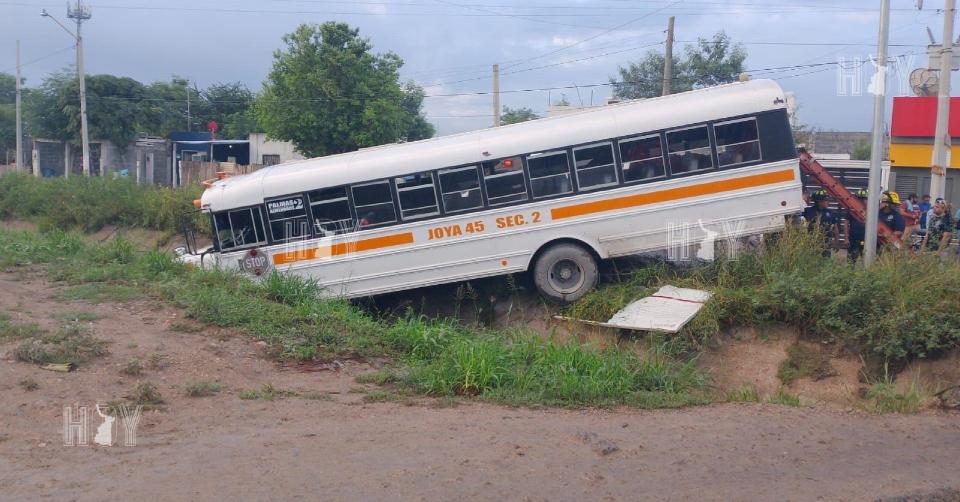 Hoy Tamaulipas - Camion de transporte publico cae a canal de riego en ...