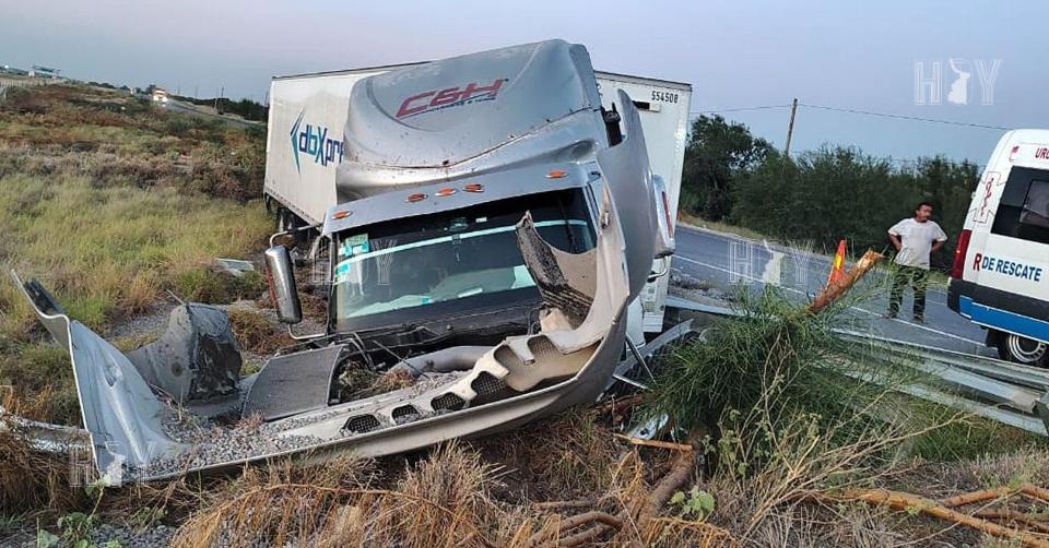 Hoy Tamaulipas - Trailero sale ileso tras aparatoso accidente en ...