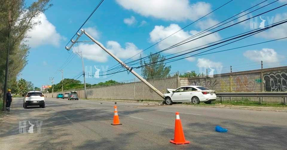 Hoy Tamaulipas - Tamaulipas Automovilista derriba poste de CFE y deja ...