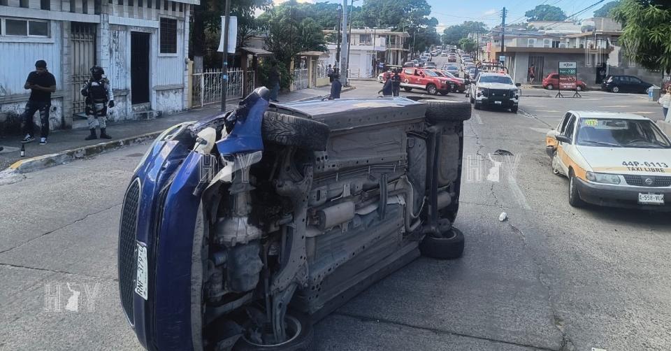 Hoy Tamaulipas - Vuelca auto tras chocar contra taxi en Ciudad Madero
