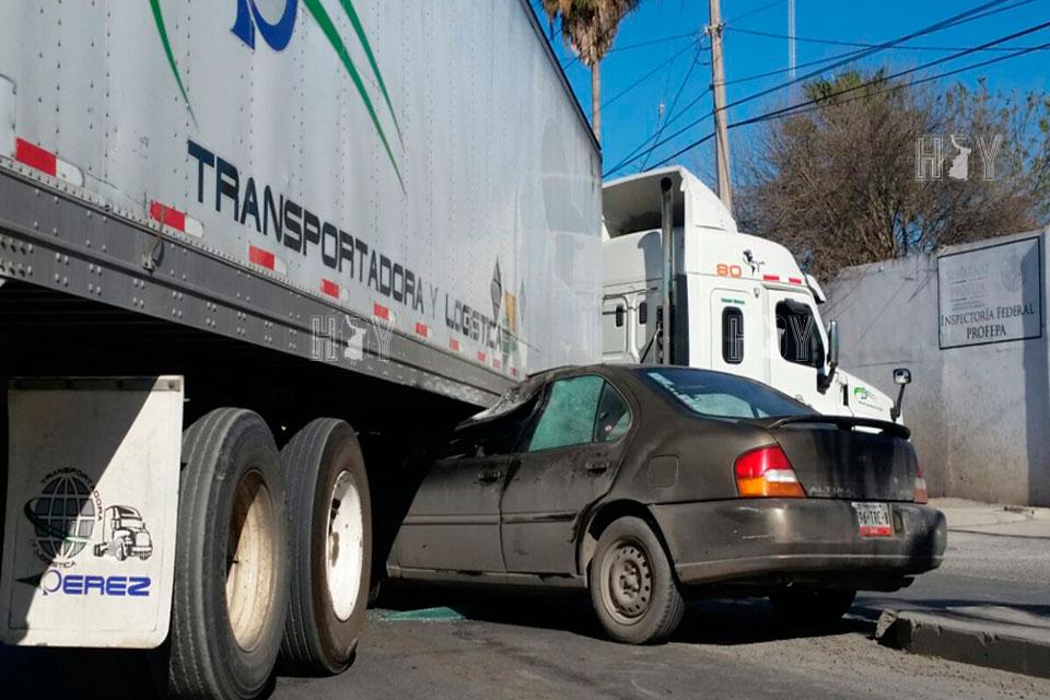 Hoy Tamaulipas - Choque contra trailer en Matamoros deja 3 lesionadas