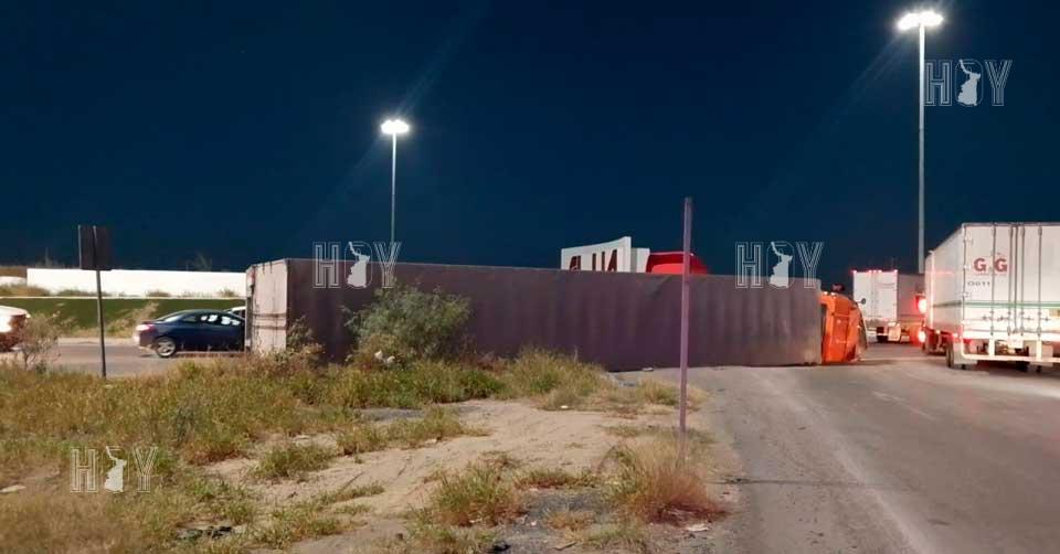 Hoy Tamaulipas - Tamaulipas Sobrevive trailero a volcadura en Nuevo Laredo