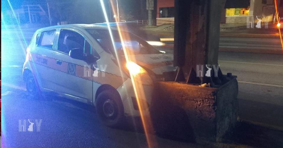 Hoy Tamaulipas - Taxista se estrella contra poste y deja varios heridos ...