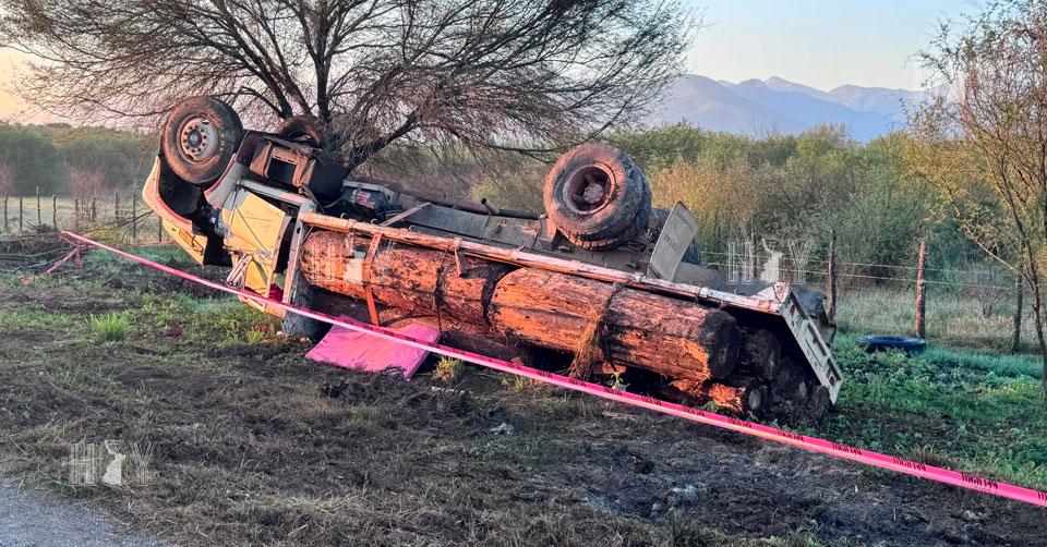 Hoy Tamaulipas - Tamaulipas Muere conductor de camion maderero tras ...