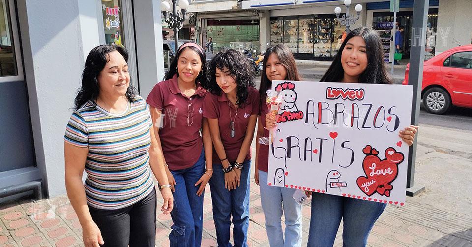 Hoy Tamaulipas - Tamaulipas Estudiantes de Tampico regalan abrazos en ...