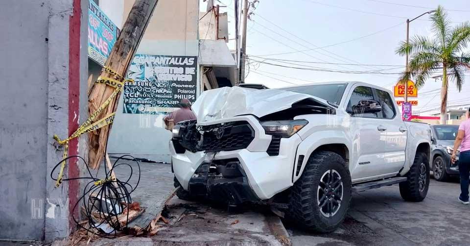 Hoy Tamaulipas - Destroza su Tacoma al chocar contra poste en Ciudad Madero