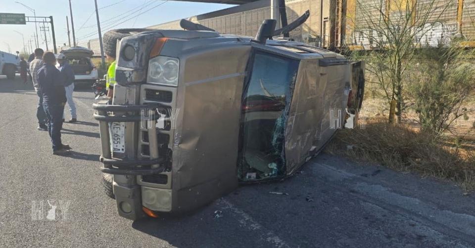 Hoy Tamaulipas - Omision de alto provoca choque y volcadura en Nuevo Laredo
