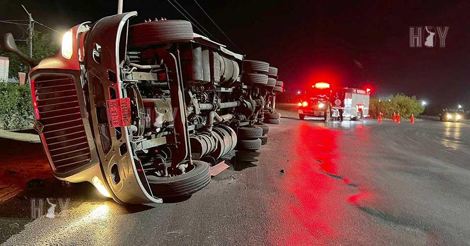 Hoy Tamaulipas - Volcadura en Tamaulipas Operador de trailer sale ileso ...