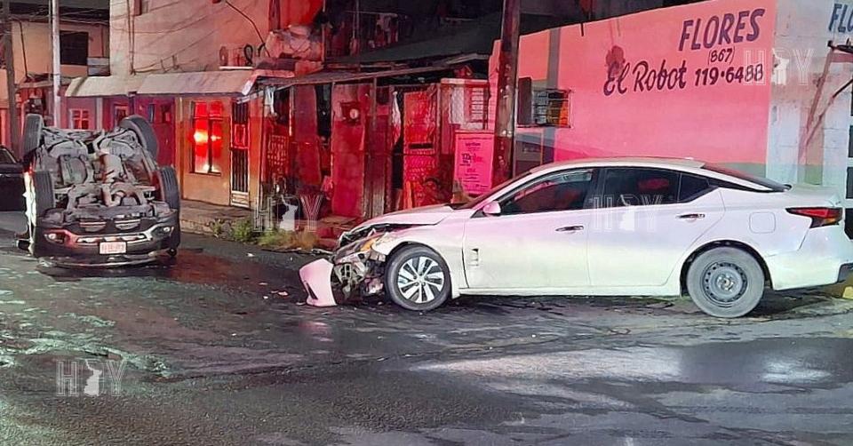 Hoy Tamaulipas - Vuelca camioneta tras fuerte choque en Nuevo Laredo
