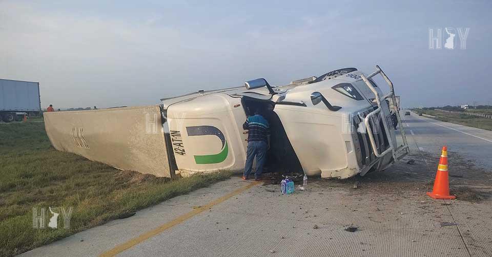 Hoy Tamaulipas - Trailero sobrevive a aparatosa volcadura en autopista ...