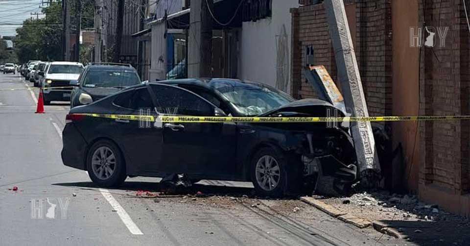 Hoy Tamaulipas - Mujer acaba herida tras estrellar su auto contra poste ...