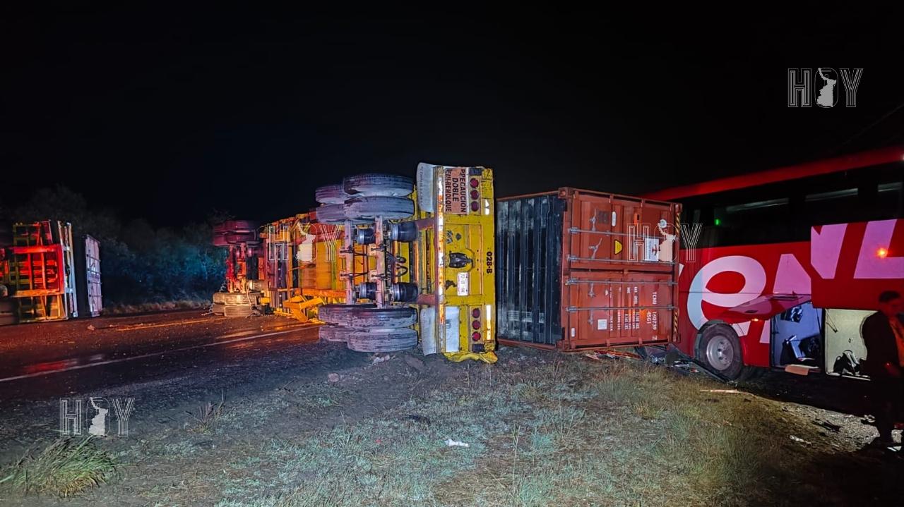 Hoy Tamaulipas - Choque entre trailer y autobus de Senda obstruyen la ...
