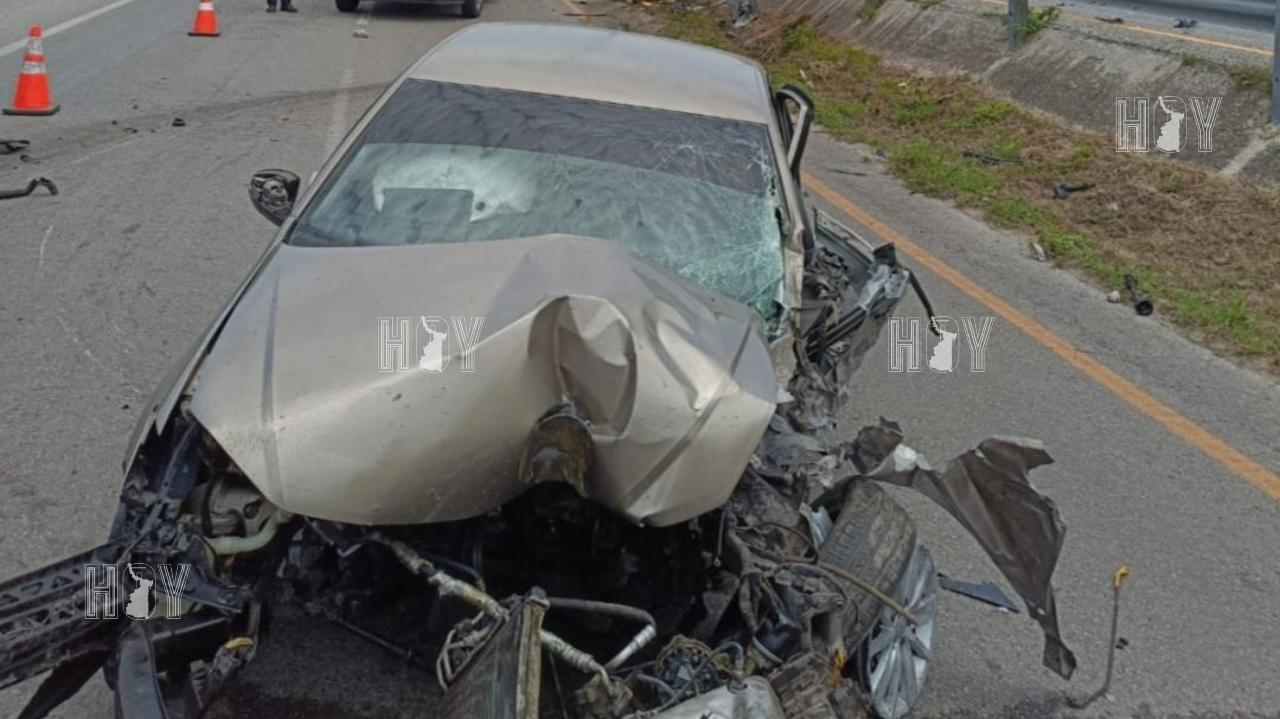 Hoy Tamaulipas - Vento queda destruido al chocar contra poste en Altamira