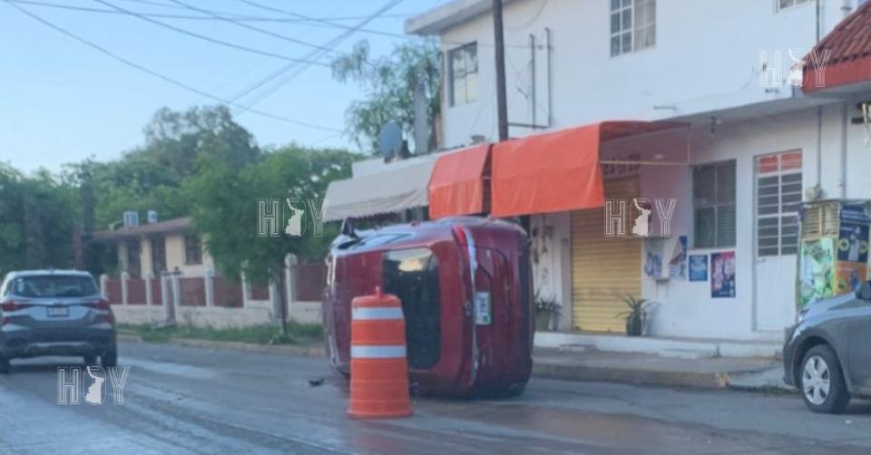 Hoy Tamaulipas - Vuelca auto tras chocar contra vehiculo estacionado en ...