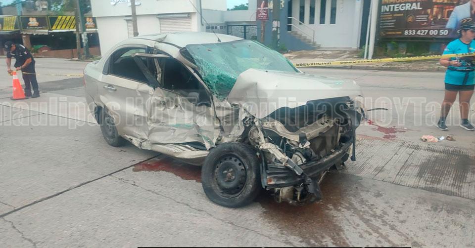Choque en Tampico deja un lesionado y un automóvil destrozado