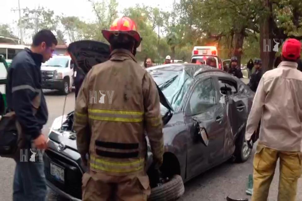 Hoy Tamaulipas - Choca su carro contra poste de concreto en Ciudad Victoria