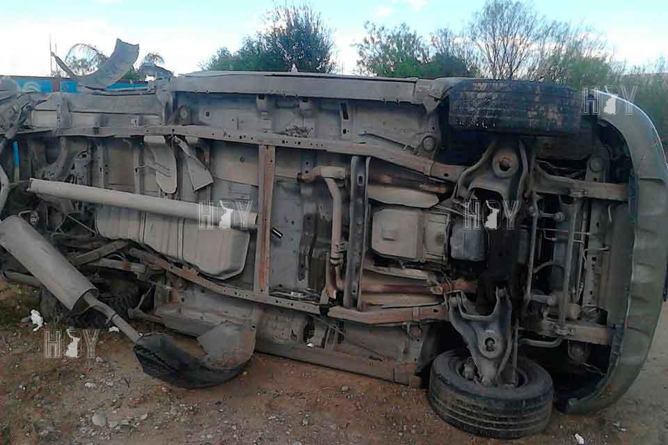 Hoy Tamaulipas - Conductor sobrevive a volcadura en Nuevo Laredo